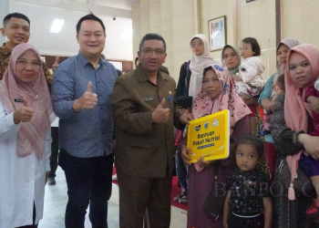 Sekda Pandeglang, Ali Fahmi Sumanta poto bersama usai penyaluran bantuan CSR Indomaret.