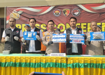 LUKMAN HAPIDIN/BANTEN POS
Jajaran Polres Cilegon saat menunjukkan sejumlah barang bukti berupa bungkusan narkotika jenis sabu saat konferensi pers berlangsung, Rabu (20/9).