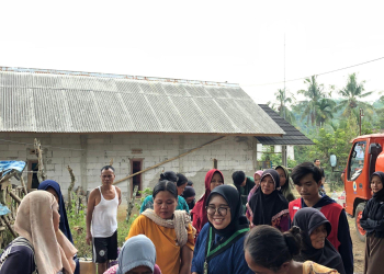 Ketua Umum HMI Lebak, Ratu, menyalurkan bantuan Air bersih kepada masyarakat Kemarin (2/9).