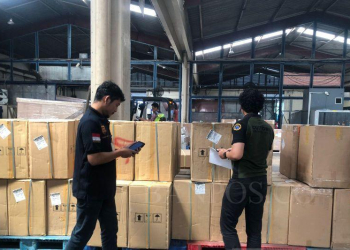 Petugas dari Bea Cukai Soetta saat melakukan pemeriksaan barang yang akan diekspor ke Dubai di Terminal Kargo Bandara Soetta, Tangerang. ANTARA/Azmi