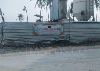 Tampak perusahaan batching plant yang berada di Desa Ciparahu, Kecamatan Cihara Lebak
selatan yang mendapat sorotan, Sabtu (23/09)