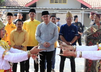 Dalam kunjungannya di Desa Cikoneng Andika disambut tarian adat Lampung.