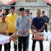 Dalam kunjungannya di Desa Cikoneng Andika disambut tarian adat Lampung.