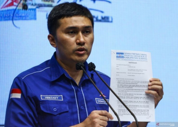Koordinator Juru Bicara Partai Demokrat, Herzaky Mahendra Putra, membenarkan aksi copot baliho Anies di sejumlah daerah.
