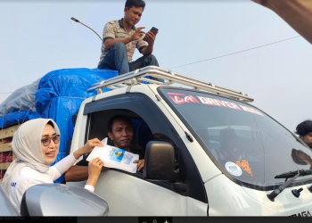 Direktur Utama PT ASDP Indonesia Ferry, Ira Puspadewi membagikan doorprize kepada pengguna jasa saat di Dermaga Eksekutif, Pelabuhan Merak, Kota Cilegon, Minggu (3/9).