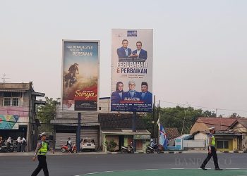 Billboard milik Partai Demokrat yang masih bertengger gambar Anies Baswedan. Foto diambil pada Selasa (5/9) di persimpangan lampu merah Kebon Jahe, Kota Serang. (Diebaj/Banten Pos)