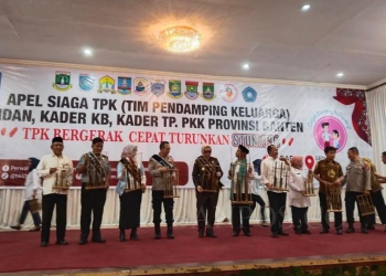 Pembukaan Apel Siaga TPK ditandai dengan Pembunyian angklung bersama