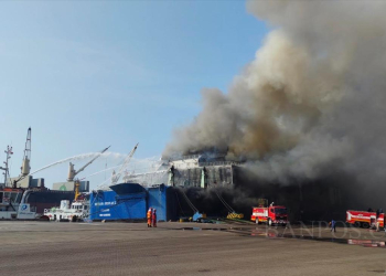 LUKMAN HAPIDIN/BANTEN POS
KMP Mutiara Berkah I terbakar di Pelabuhan Indah Kiat, Kecamatan Pulomerak, Kota Cilegon, Rabu (6/9) lalu.