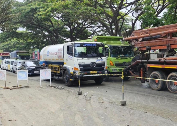 LUKMAN HAPIDIN/BANTEN POS
Kendaraan besar saat mengantre di JLS Cilegon yang sedang diperbaiki.