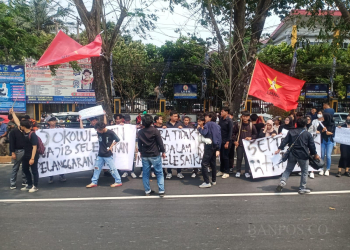 EKOM-LMND Uniba menggelar aksi di depan kampus Universitas Bina Bangsa pada Sabtu (16/9).