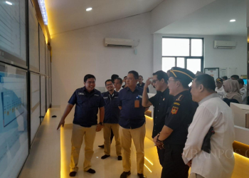 General Manager Pelindo Regional 2 Banten Agung Fitrianto didampingi Kepala Kantor Bea Cukai Merak, Beni Novri saat meresmikan Command Center, Selasa (31/1) lalu. (LUKMAN HAPIDIN/BANTEN POS)