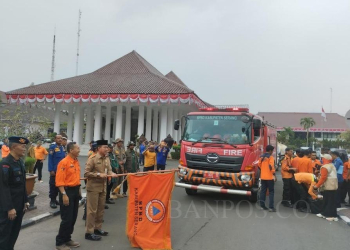 EDWIN MAHESA PARDEDE // Pengarahan dan pelepasan bantuan air bersih
yang dilakukan di Puspemkab Serang, Selasa (19/9).