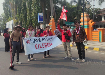 LUKMAN HAPIDIN/BANTEN POS
Puluhan kader GMNI Cilegon saat melakukan aksi unjuk rasa di Halaman Kantor Walikota Cilegon, Senin (25/9)