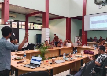 Fasilitator Pattiro Banten memaparkan materi kepada peserta pelatihan PPID Puskesmas
Kabupaten Lebak.