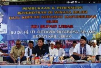 Bupati Lebak memberikan sambutan saat peresmian wisata religi Batu Kopeah Keramat Kapunduhan Diresmikan