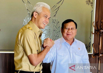 Foto Arsip - Menteri Pertahanan Prabowo Subianto (kanan) bertemu dengan Ganjar Pranowo di ruang tunggu bandara Adi Soemarmo, Kabupaten Karanganyar, Provinsi Jawa Tengah. (ANTARA/HO-Biro Pers Sekretariat Presiden-Laily Rachev/pri)