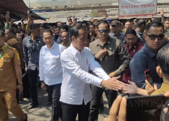 LUKMAN HAPIDIN/BANTEN POS Presiden Jokowi saat meninjau Pasar Kranggot Cilegon, Selasa (12/9).