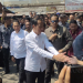 LUKMAN HAPIDIN/BANTEN POS Presiden Jokowi saat meninjau Pasar Kranggot Cilegon, Selasa (12/9).