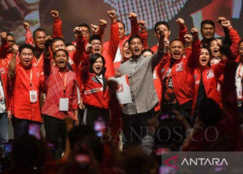 Ketua Umum Partai Solidaritas Indonesia (PSI) terpilih Kaesang Pangarep (tengah) melambaikan tangan ke arah kader-kader usai menyampaikan orasi politiknya dalam Kopi Darat Nasional (Kopdarnas) PSI di Jakarta, Senin (25/9/2023). (ANTARA FOTO/Aditya Pradana Putra/pras)