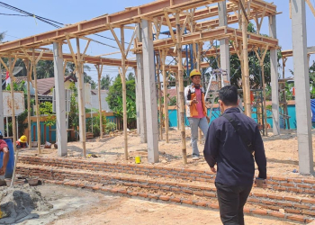 LUKMAN HAPIDIN/BANTEN POS
Kelurahan Pabean, Kecamatan Purwakarta tengah membangun gedung balai budaya, Rabu (6/9)