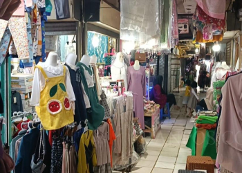 Kondisi toko pakaian di Pasar Badak sepi pengunjung.