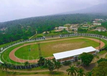 Warga duduk di tribune Stadion Badak Pandeglang, Pandeglang, Banten, Sabtu (11/2/2023)