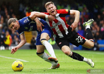 Pesepak bola Chelsea Conor Gallagher merebut bola dari pemain Brentford Nathan
Collins dalam laga Liga Inggris di Stamford Bridge, London, Inggris, Sabtu (28/10/2023). Brentford
menang dengan skor 2-0. ANTARA FOTO/REUTERS/Hannah Mckay/foc.
