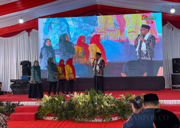 LUKMAN HAPIDIN/BANTEN POS
Walikota Helldy Agustian saat menghadiri kegiatan Dialog Capaian Pembangunan Kota Cilegon Tahun 2023 di Halaman Kantor Kecamatan Pulomerak, Kamis (26/10).