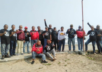 Tampak komunitas pengendara motor yang tergabung dalam Bikers Sadulur Sabatur Banten mengadakan tour ke pantai wisata Bagedur Kecamatan Malingping. Mereka terdiri dari kalangan pensiunan dan pengusaha yang selalu sibuk. Kamis (05/10)