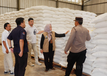 MONITOR GUDANG BULOG - Asda II Setda Kabupaten Pandeglang, Nuriah, tinjau gudang beras Bulog Montor, untuk memastikan stok dan kualitas beras tersebut, Rabu (11/10). (FAHRIE/SATELIT NEWS)