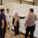 MONITOR GUDANG BULOG - Asda II Setda Kabupaten Pandeglang, Nuriah, tinjau gudang beras Bulog Montor, untuk memastikan stok dan kualitas beras tersebut, Rabu (11/10). (FAHRIE/SATELIT NEWS)