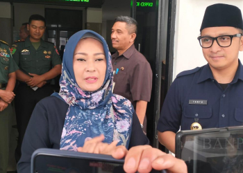 WAWANCARA - Bupati Pandeglang Irna Narulita, didampingi Wabup Tanto Warsono Arban, di wawancara wartawan, Rabu (11/10). (FAHRIE/SATELIT NEWS)