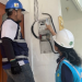 (Foto Istimewa) Pengecekan kWh meter oleh petugas PLN.