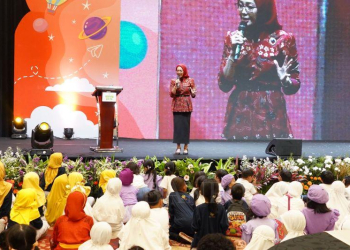Penasihat Dharma Wanita Persatuan (DWP) Kementerian Agama Eny Retno Yaqut saat Puncak Gebyar Pendidikan Agama Islam Taman Kanak-kanak (PAI TK) di Serpong, Tangerang Selatan, Kamis (5/10/2023). (ANTARA/HO-Kemenag)
