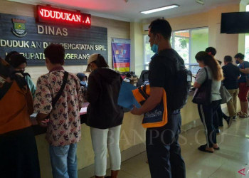 Ilustrasi - Sejumlah warga mengurus pendataan sipil di Disdukcapil Kabupaten Tangerang
(ANTARA/Azmi Samsul Maarif)