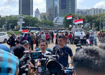 Aktivis PPK, Harda Belly (Baju Hitam) saat diwawancarai sejumlah media