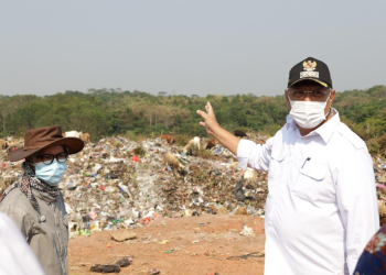 Walikota Tangsel, Benyamin Davnie dan Bupati Lebak, Iti Octavia Jayabaya, saat mendatangi TPA Dengung yang akan menjadi destinasi impor sampah asal Tangsel.