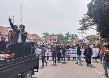 Mantan Bupati Lebak Diajak Duel Pendemo Jayasari