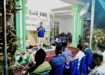 LUKMAN HAPIDIN/BANTEN POS 

Anggota DPRD Kota Cilegon, Rahmatullah saat menggelar reses di salah satu rumah warga di Lingkungan Penyairan, Kelurahan Kotabumi, Kecamatan Purwakarta, Kota Cilegon.