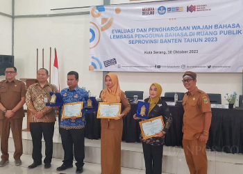 Setda Kabupaten Pandeglang, saat meraih penghargaan juara pertama lomba penggunaan wajah bahasa Indonesia di ruang publik.