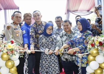Bupati Lebak memotong pita sebagai pertanda diresmikannya Mal Pelayanan Publik Kabupaten
Lebak
