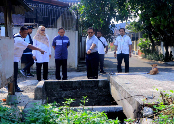 Walikota Tangsel, Arief R. Wismansyah, saat meninjau sejumlah drainase yang ada di Kota Tangerang.