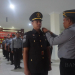Kalapas Kelas IIA Cilegon, Enjat Lukmanul Hakim menyematkan tanda kenaikan pangkat kepada satu pegawai fungsional Lapas Kelas IIA Cilegon, pada senin (23/10).
