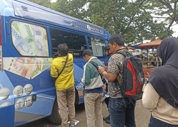 LUKMAN HAPIDIN/BANTEN POS
Warga antre demi mendapatkan uang pecahan baru di Pasar Kranggot, Kamis (26/10).