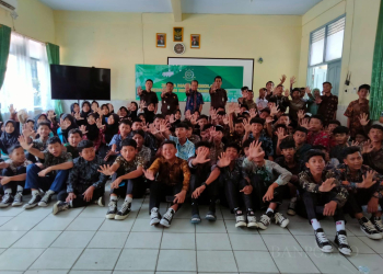 Tim JMS Kejari Pandeglang poto bersama siswa SMPN 1 Karang Tanjung.