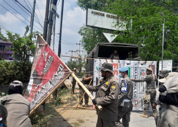 LUKMAN HAPIDIN/BANTEN POS
Dinas Satpol-PP Kota Cilegon melakukan penertiban APK dan APS sepanjang Jalan Protokol Kota Cilegon, Rabu (4/10)