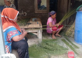 Perajin sapu lidi di Kabupaten Lebak mampu tingkatkan pendapatan ekonomi sehingga terlepas dari kemiskinan ekstrem.ANTARA/Mansur