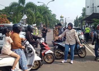 Petugas UPTD PPD Samsat Pandeglang Bapenda Banten saat melakukan razia PKB.