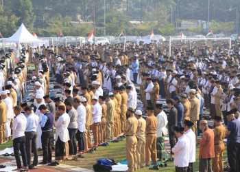 Salat Istisqa yang digelar oleh Pemkot Tangerang di Stadion Benteng Reborn, Senin (23/10) pagi. Selain meminta hujan, gelaran itu juga mendoakan Palestina yang saat ini tengah digempur oleh tentara pendudukan Israel.