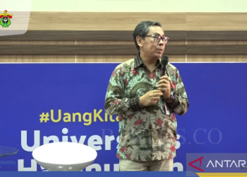 Staf Khusus Menteri Keuangan Bidang Komunikasi Strategis Yustinus Prastowo saat memaparkan
materi dalam seminar UangKita Talks di Universitas Hasanudin, dipantau secara virtual di Jakarta,

Kamis (5/10/2023) (ANTARA/Bayu Saputra)